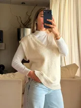 Chaleco tejido de punto jersey en mezcla de lana y mohair, con cuello en V y terminaciones acanaladas en escote, sisas y ruedo.