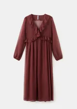 Vestido largo de tejido fluido color bordó, de diseño evasé con escote en pico y mangas largas con puños elásticos. Presenta detalles de volantes en el cuello y forro interior.