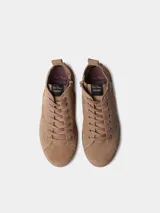 Botín de cuero serraje color beige, con cordones y detalle de flores bordadas en el lateral. Cuenta con suela plana de goma y cierre de cremallera lateral.
