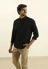 Camisa de manga larga con cuello abotonado y bolsillo frontal, confeccionada en una mezcla de algodón y lino.