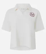 Remera polo deportiva de manga corta, confeccionada en poliamida y elastano. Presenta cuello polo con escote en V y un bordado temático de tenis con la inscripción 'Athletic Grace' en el pecho.