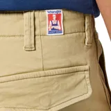 Pantalón cargo Wrangler Casey de corte regular, color beige, con bolsillos laterales con solapa en las piernas y cierre frontal con botón y cremallera.