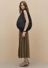 Vestido midi de diseño evasé en mezcla de lino y viscosa, color marrón. Presenta cuello camisero, cierre frontal con botones y cinturón ajustable con hebilla a juego.