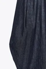 Pantalón ancho de denim azul oscuro, tiro medio, con cintura elástica ajustable mediante cordones interiores y pierna muy ancha con volumen que termina en un ruedo redondeado.