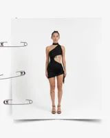 Vestido corto negro de tela elastizada, con diseño asimétrico de un solo hombro, cuello alto y aberturas laterales tipo cut-out en la cintura.