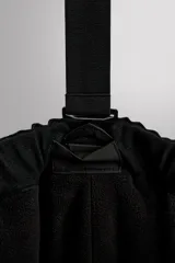 Pantalón deportivo de esquí color negro, confeccionado en tejido técnico impermeable de tres capas con costuras y cremalleras termoselladas. Cuenta con tirantes elásticos regulables, cintura ajustable, bolsillos frontales con cierre, refuerzos en la parte inferior de la pernera y sistema de rescate RECCO integrado.