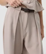 Pantalón de sastrería Blue Steel con corte palazzo y tiro alto, de color beige, con pinzas delanteras, cintura estructurada con presillas y cierre frontal oculto.