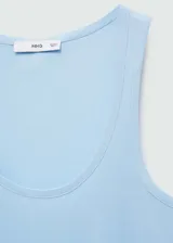 Musculosa de tejido de punto circular, color celeste, con escote redondo y diseño recto sin mangas.