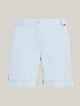 Short celeste de corte amplio con tiro alto, bolsillos laterales y traseros, y ruedo con vuelta.