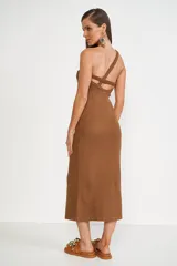Vestido marrón de tejido de punto, con bretel asimétrico y corte ajustado.
