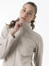 Campera polar Merrell color beige claro, con cierre frontal completo y cuello alto. Cuenta con el logo de la marca bordado en el pecho.