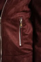 Campera tipo biker de gamuza sintética color rosa viejo, con cierre frontal cruzado, solapas con broches metálicos y bolsillos laterales con cierre.