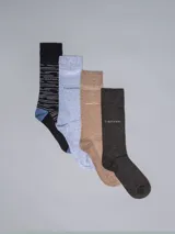 Pack de 4 pares de medias largas de vestir Calvin Klein, con diferentes diseños: negro con rayas horizontales, celeste liso, beige con textura y gris oscuro liso. Todas con logo de la marca.
