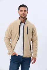 Campera polar de abrigo azul marino, con cuello alto, cierre frontal y bolsillos laterales y en el pecho con cierre.