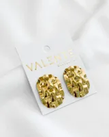 Aros de acero color dorado con diseño texturizado.