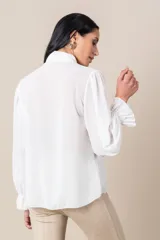 Blusa roja de gasa italiana con cuello plisado y mangas largas amplias terminadas en volado.