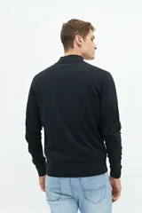 Campera tejida color verde militar, con cuello levemente elevado, cierre entero, logo bordado y fit regular.