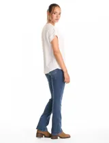 Blusa de crepe color blanco, con cuello redondo a la base y mangas cortas con detalle de presilla y botón en el borde.