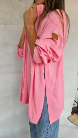 Camisa oversize de corte holgado, color verde militar, con mangas largas y cuello clásico.