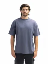 Remera de algodón de corte oversized, color gris azulado o azul pizarra, con cuello redondo y mangas cortas.