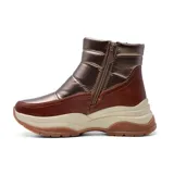 Bota casual color beige con caña corta, plataforma y suela marrón.