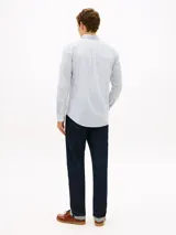 Camisa de cuadros de Tommy Hilfiger, confeccionada en popelín de puro algodón con acabado aterciopelado y tecnología Flex. Presenta diseño de cuadros en tonos celestes y blancos, cuello con botones y el logo bordado en el pecho.