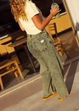 Jean de corte recto y tiro bajo, color verde claro con efecto acid wash.