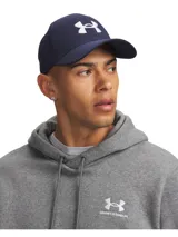 Gorro tipo visera estructurada Under Armour modelo M Drive Low Adj, color azul marino con el logo de la marca bordado en color blanco en el panel frontal.