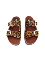 Sandalias bajas con estampado de leopardo, dos tiras con hebillas doradas ajustables y suela plana.