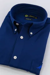 Camisa azul de jersey de algodón con cuello button down, manga larga y bolsillo en el pecho. Corte clásico.