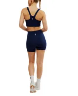 Bralette deportivo negro con escote cuadrado y espalda en V, confeccionado en tejido suave y transpirable. Presenta tirantes finos y banda inferior de soporte.