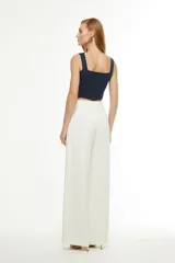 Top corto amarillo con breteles anchos y escote cuadrado.