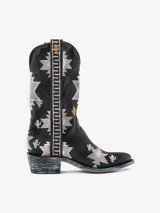 Bota texana negra de cuero con bordados de cactus y motivos geométricos en tonos plateados y dorados.