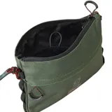 Bolso tipo morral Rip Curl, color verde militar, con correa de cuerda ajustable en color negro con detalles en rojo. Presenta cierre superior, bolsillo frontal con cierre y logo de la marca estampado en el frente.