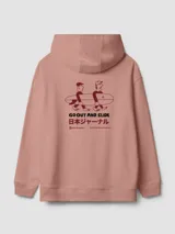 Hoodie de algodón orgánico color rosado con capucha y estampado en la espalda de dos personas cargando una tabla de surf junto al texto "GO OUT AND SLIDE" y caracteres en japonés.
