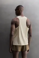 Musculosa deportiva Zara Athleticz de tejido ligero y elástico con cuello redondo y aberturas laterales en el bajo.