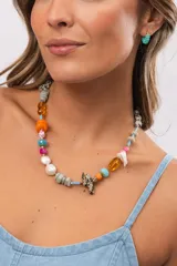 Collar corto de diseño multicolor, compuesto por una combinación de perlas naturales, piedras naturales, cristales checos y cuentas de cerámica en diversas formas y tonalidades.