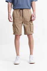 Bermuda cargo color verde militar, con cintura elastizada, bolsillos laterales y pasacinto.