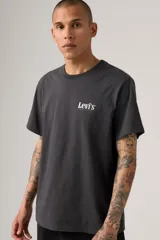 Remera negra de corte relajado con cuello redondo y manga corta. Presenta el logo de Levi's en blanco en el pecho y un estampado de hamburguesa en la espalda.