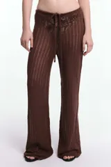 Pantalón de punto calado color marrón, de tiro alto, con cordón ajustable en la cintura y corte recto.