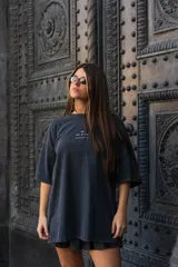 Remera unisex negra con estampa frontal y corte holgado.