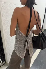 Top reversible de corte suelto y fluido, con tiras cruzadas al cuello y abertura frontal.