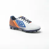 Championes de fútbol Umbro ILLUSION, color negro con detalles en naranja y logo blanco.