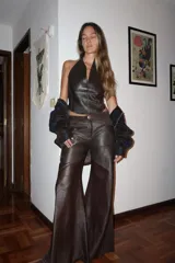 Pantalon de corte wide leg confeccionado en una combinacion de tres tipos de cuero ovino en tonos chocolate, incluyendo cuero liso, cuero desgastado y gamuza. Presenta un diseño de paneles y cierre frontal con boton.