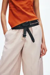 Pantalón cargo de color beige, con perneras estilo globo, cintura elástica y bolsillos laterales de parche.