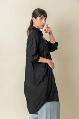Camisa larga lisa color negro, de seda, que se puede usar como camisa o túnica.