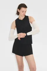 Musculosa deportiva DryMove color negro, con cuello redondo, corte estándar y aberturas laterales en el bajo.