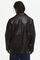 Campera marrón oscura de tejido revestido con solapas de muesca, cierre frontal con botones, bolsillos laterales insertados y forro interior.