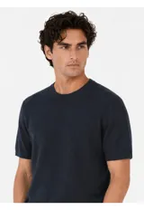 Remera de punto de manga corta y cuello redondo, confeccionada en mezcla de algodón y lino.