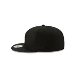 Gorro snapback New Era 9FIFTY negro con logo de los Green Bay Packers bordado en negro en los paneles frontales y cierre ajustable a presión en la parte trasera.